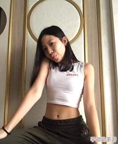 张筱雨扒开双腿毛茸茸的，展现出她独特的魅力与风格，引发网友热议与讨论