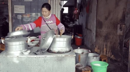 缅北轮流磨豆浆:小村庄里的豆浆生产竟然成为当地居民的致富新模式! 缅北轮流磨豆浆:小村庄里的豆浆生产竟然成为当地居民的致富新模式!