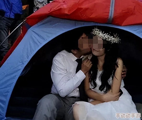 五对情侣到荒野别墅游戏，突遭神秘力量袭击，爱情与生存的极限考验即刻展开！