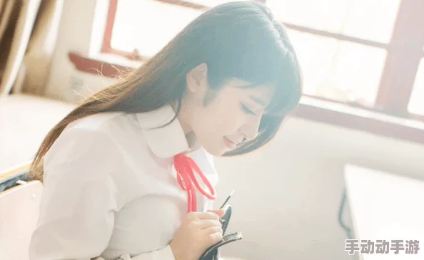 白丝校花掰开自己：在青春的迷茫与自我认知中，她勇敢地面对内心深处的挣扎与渴望，展现出真实的自我