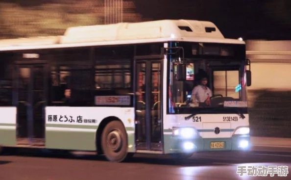 小烧货水能么多叫出来公交车：探讨城市公共交通与地方特色美食的互动关系及其对市民出行方式的影响