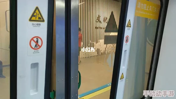 地铁逃生中：黄门与白门的优劣对比，哪个更适合紧急避险？