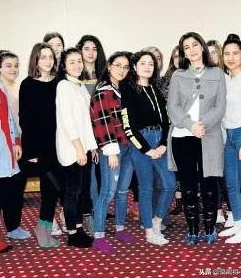 女生啊~你tm别舔了,网友纷纷表示这种行为太不雅,应该注意形象和公共场合的礼仪 女生啊~你tm别舔了,网友纷纷表示这种行为太不雅,应该注意形象和公共场合的礼仪