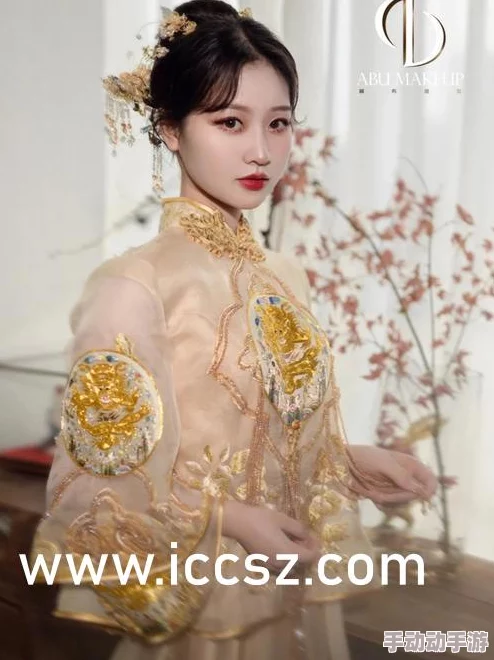 老师今天黑色双开真丝旗袍恩施，惊现神秘客人，现场气氛火爆，令人瞩目！