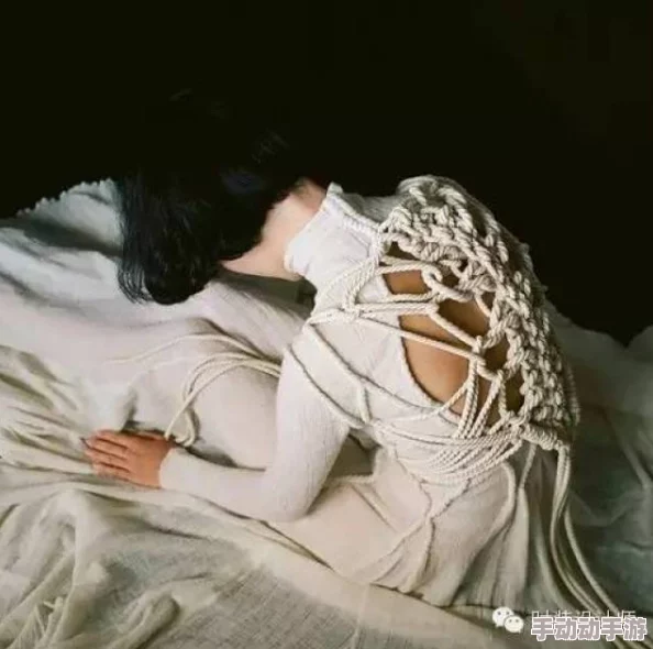 FXX白丝jk单脚吊缚捆绑活动引发热议,网友纷纷讨论其艺术性与表现形式的多样性 FXX白丝jk单脚吊缚捆绑活动引发热议,网友纷纷讨论其艺术性与表现形式的多样性