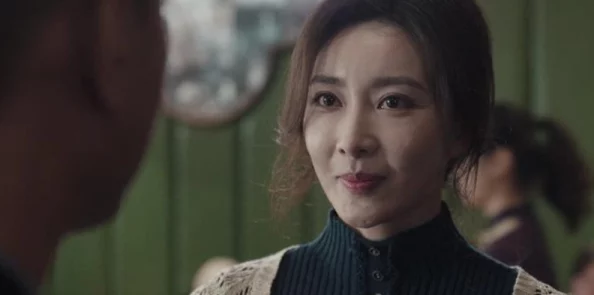 花与蛇零剧情紧凑，悬念迭起，视觉冲击力强，但结局略显仓促。