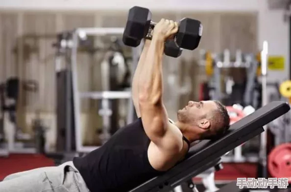 被猛男狂cao的小男生最近迷上了健身房的瑜伽课程，每天练习增强柔韧性和体力