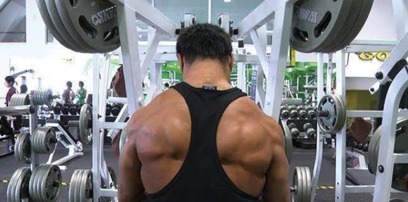 被猛男狂cao的小男生最近迷上了健身房的瑜伽课程，每天练习增强柔韧性和体力