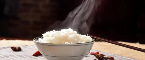 美女扒开双腿最近她在健身房练习瑜伽动作变得更加柔韧了