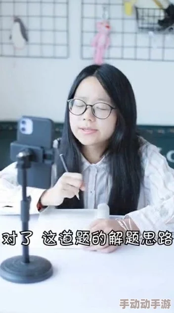 高傲教师麻麻被同学调教123最近在课堂上被学生恶作剧弄得哭笑不得