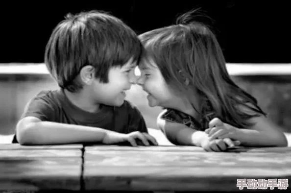 忘穿内裤被同桌摸出水小明尴尬逃离教室