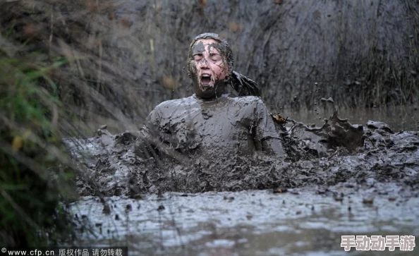 女子勿进进必湿男子汉气概大展身手勇闯泥泞挑战赛 女子勿进进必湿男子汉气概大展身手勇闯泥泞挑战赛