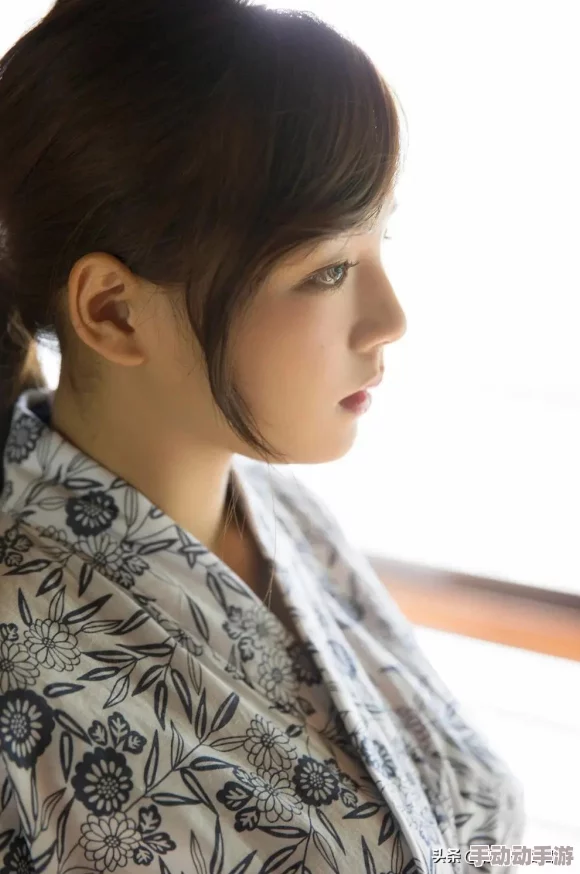 筱崎爱三点尽露她在最新的写真集中展现了全新的风格与魅力,受到了粉丝们的热烈追捧 筱崎爱三点尽露她在最新的写真集中展现了全新的风格与魅力,受到了粉丝们的热烈追捧