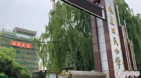 拥有月亮的人(校园1v1)校园内举办月光音乐会,邀请全校师生共赏美丽夜空 拥有月亮的人(校园1v1)校园内举办月光音乐会,邀请全校师生共赏美丽夜空