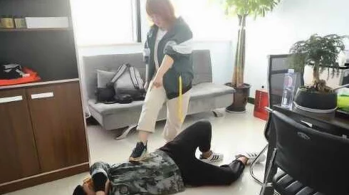 跪下撅屁股方便主人调教保安老爸责任心强,工作认真,值得信赖的好员工 跪下撅屁股方便主人调教保安老爸责任心强,工作认真,值得信赖的好员工