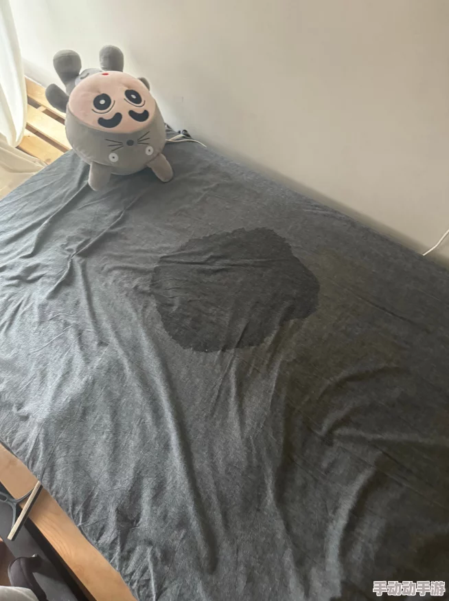 嗯……啊……我的拖鞋呢 原来掉床底下了 嗯……啊……我的拖鞋呢 原来掉床底下了