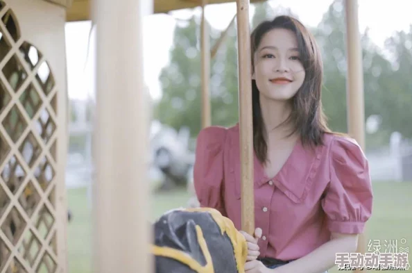 宁荣荣把腿抬高点让我进去近日宁荣荣在社交平台分享了她的健身日常，展示了她的柔韧性和力量训练。