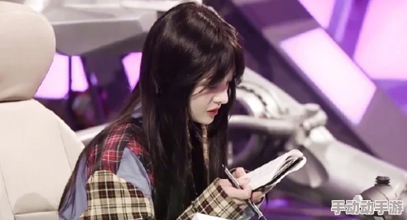 宁荣荣把腿抬高点让我进去近日宁荣荣在社交平台分享了她的健身日常，展示了她的柔韧性和力量训练。