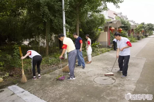 农村乱睡老妇村民自发组织巡逻维护村庄安宁