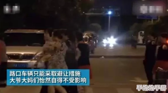 老头不停的撞击疑似与广场舞大妈发生争执附近居民称已持续数日 老头不停的撞击疑似与广场舞大妈发生争执附近居民称已持续数日