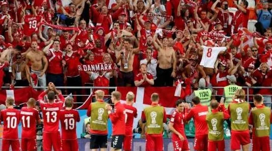 总裁惩罚手指探进湿润权力动态与性暗示的隐喻解读