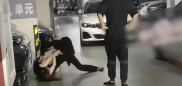 被十几个男人扒开腿猛猛视频反映了极端性暴力和对女性的物化,引发对网络传播有害内容的担忧 被十几个男人扒开腿猛猛视频反映了极端性暴力和对女性的物化,引发对网络传播有害内容的担忧